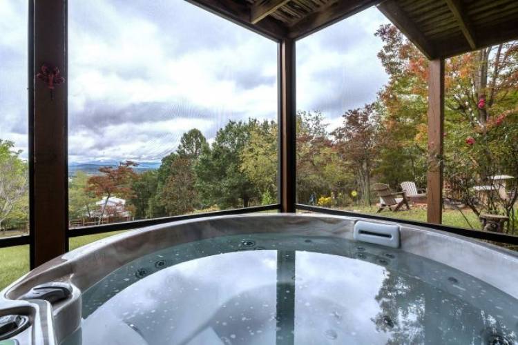 LilBit O'Heaven - Hot Tub