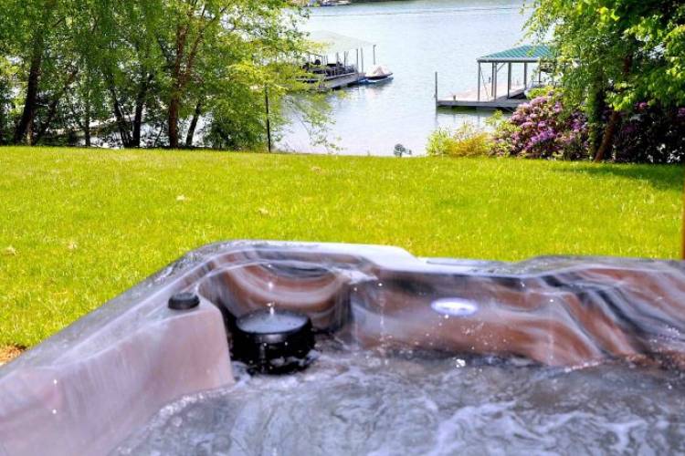 Lakeside Lodge Hot Tub