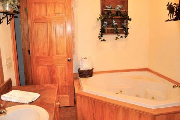 Wilderness Retreat Bath Tub